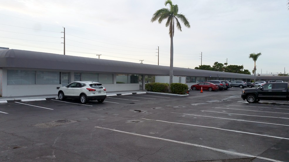 383-427 NE 2nd Ave, Hallandale, FL for rent - Building Photo - Image 2 of 7