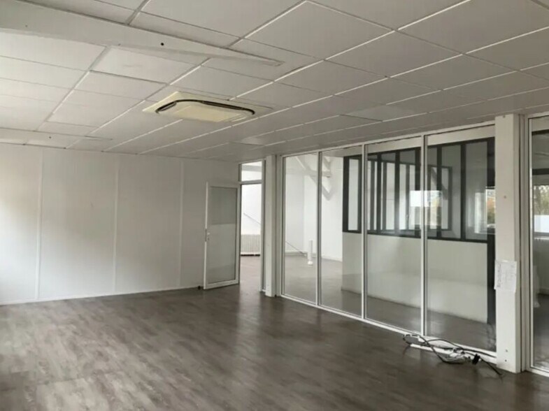Industrial in Montrouge to rent - Interior Photo - Image 3 of 7