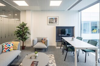 220 Wharfedale Rd, Wokingham to rent Interior Photo- Image 2 of 5