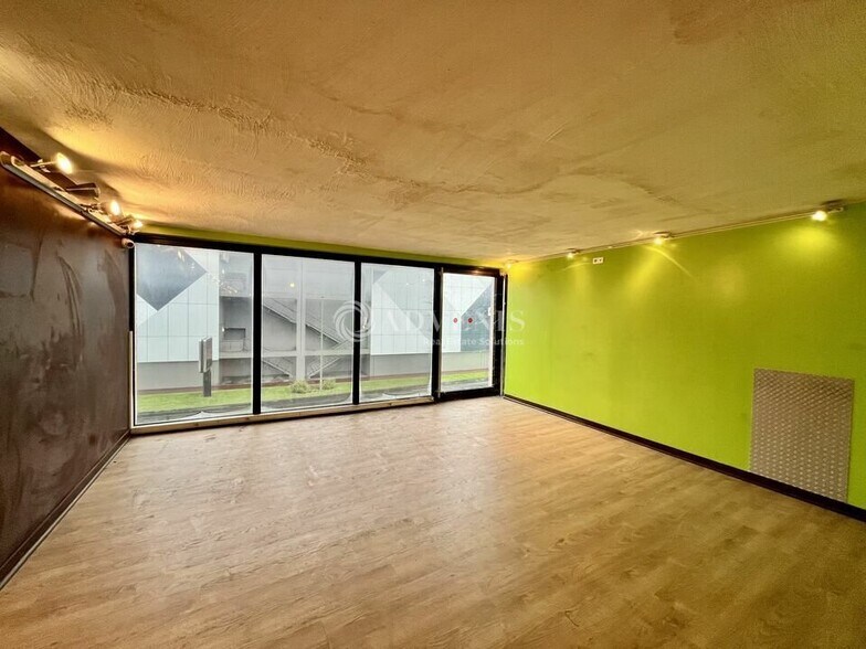 Retail in Franconville to rent - Interior Photo - Image 3 of 6