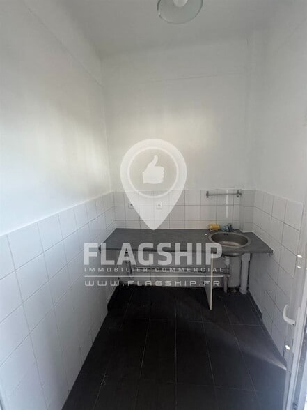 Retail in Malakoff to rent - Building Photo - Image 2 of 9