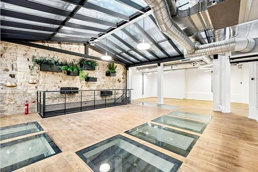 Build-to-Rent in Paris for sale - Building Photo - Image 2 of 16