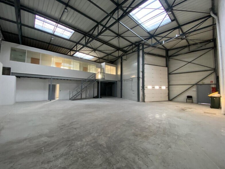 Light Industrial in Saint-Priest to rent - Interior Photo - Image 2 of 6