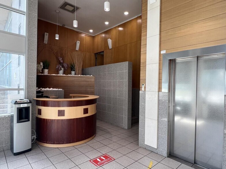 30 Avenue Carnot, Massy to rent - Lobby - Image 2 of 13