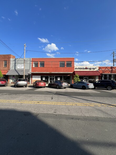 133-137 Hillsboro St, Oxford, NC for sale - Building Photo - Image 2 of 9