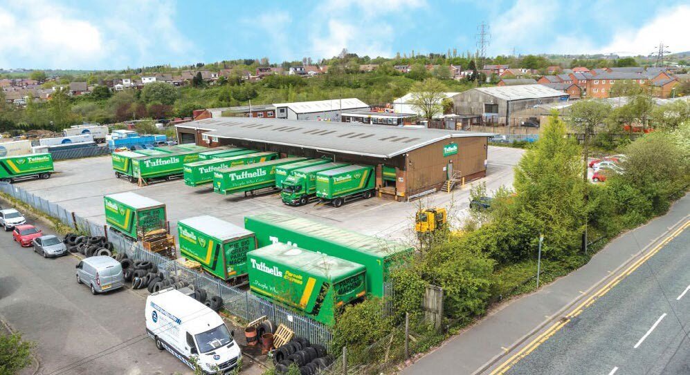 239 Shaw Rd, Oldham to rent Building Photo- Image 1 of 9