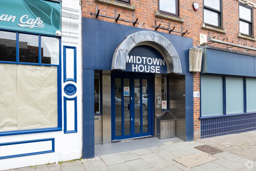 38-42 High St, Crawley to rent - Building Photo - Image 2 of 3