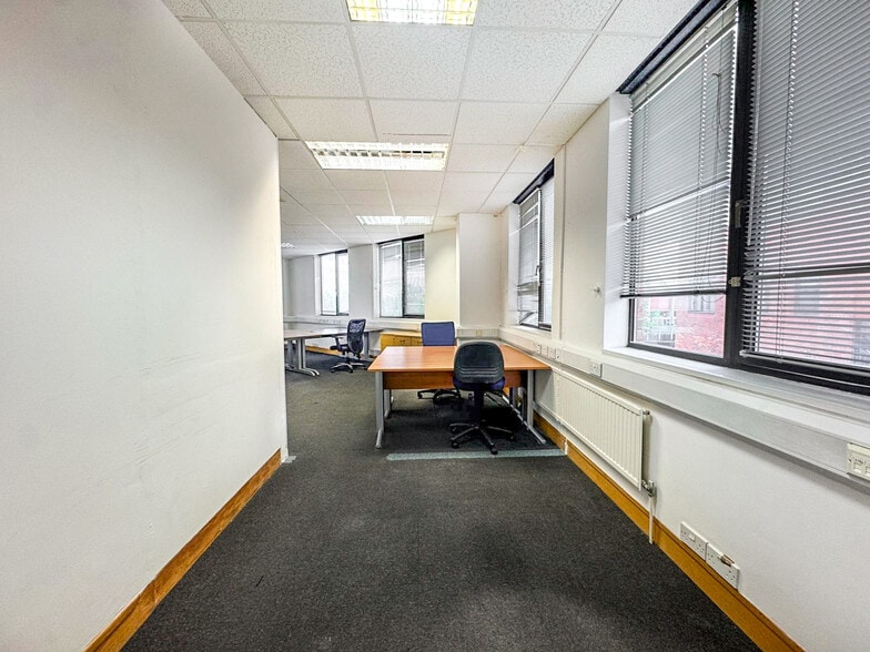 268 A Chase Rd, London to rent - Interior Photo - Image 3 of 17