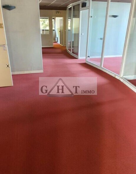 Office in Noiseau to rent - Interior Photo - Image 2 of 3