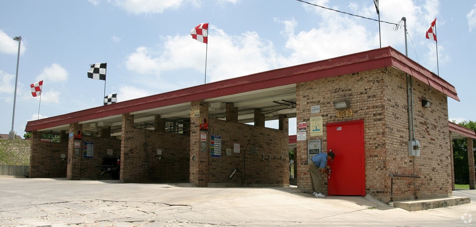 SQUEAKY CLEAN CARWASH PORTFOLIO portfolio of 4 properties for sale on LoopNet.co.uk - Primary Photo - Image 3 of 4