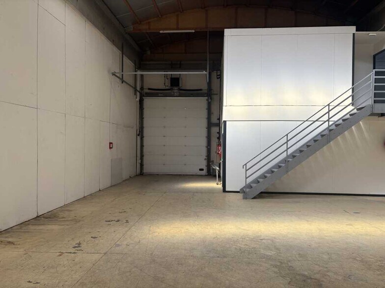 Light Industrial in Dardilly to rent - Interior Photo - Image 3 of 8