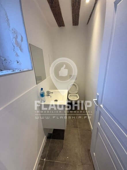 Retail in Charenton-le-Pont to rent - Building Photo - Image 3 of 7
