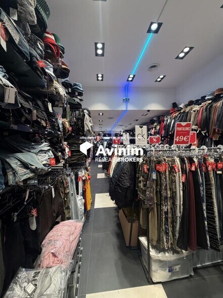 Retail in Paris to rent - Interior Photo - Image 3 of 4