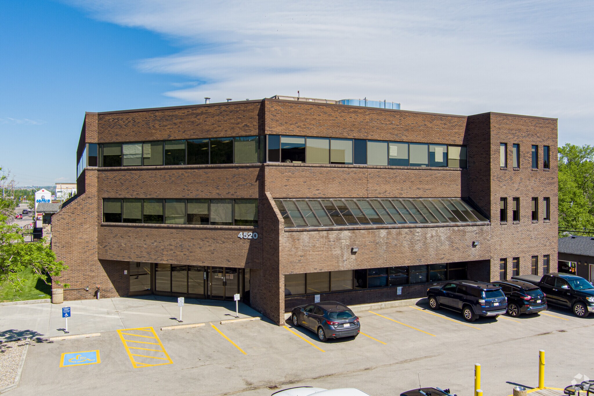 4520 16th Ave NW, Calgary, AB to rent Primary Photo- Image 1 of 5