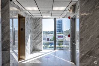 2161 E Commercial Blvd, Fort Lauderdale, FL to rent Interior Photo- Image 1 of 6