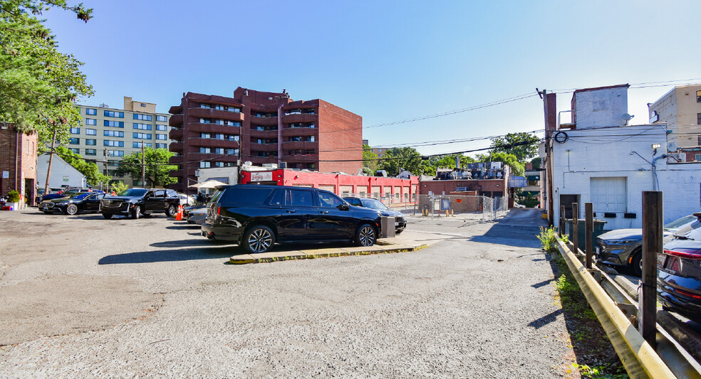 4422 & 4430 Connecticut Avenue NW portfolio of 2 properties for sale on LoopNet.co.uk - Building Photo - Image 1 of 5