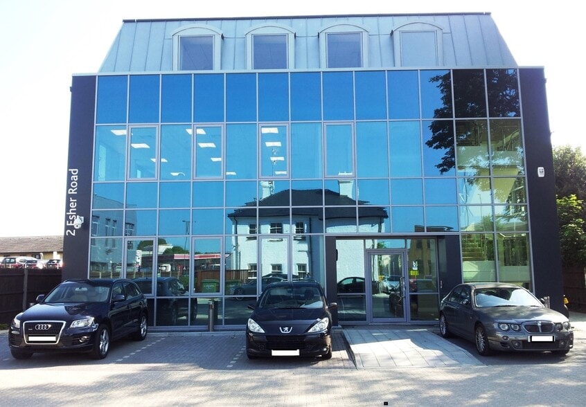 2 Esher Rd, Walton On Thames to rent - Building Photo - Image 1 of 6