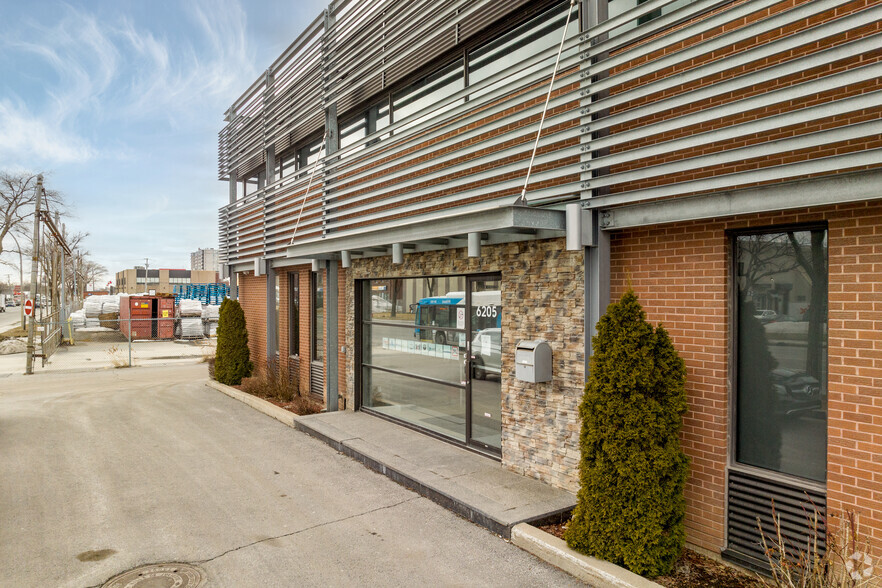 6205 Boul Des Grandes-Prairies, Montréal, QC for rent - Building Photo - Image 2 of 4