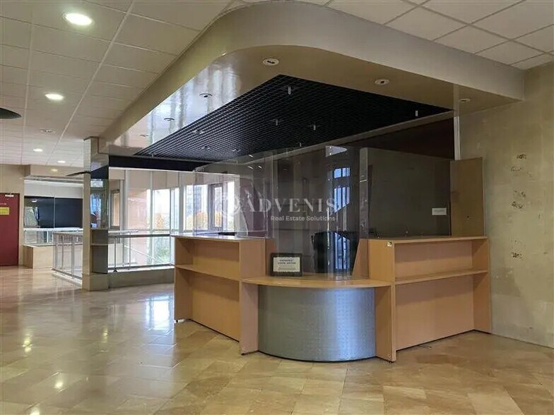 Office in Cachan to rent - Lobby - Image 3 of 12