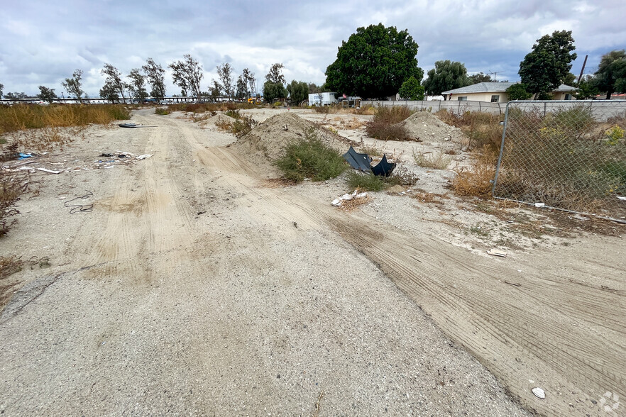 13770 Jurupa Ave, Fontana, CA for rent - Building Photo - Image 3 of 3