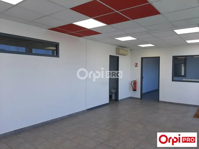 Office in Valence to rent - Interior Photo - Image 1 of 6