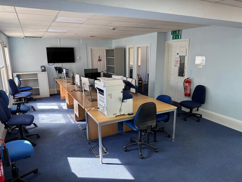 8-11 Clements Ln, Ilford to rent - Building Photo - Image 3 of 56