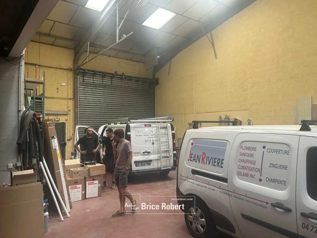 Light Industrial in Vaulx-en-Velin to rent Building Photo- Image 1 of 3