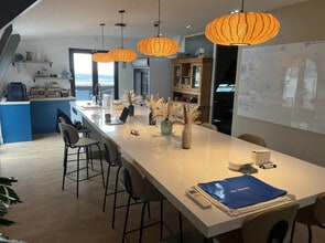 Office in Suresnes to rent Interior Photo- Image 1 of 5