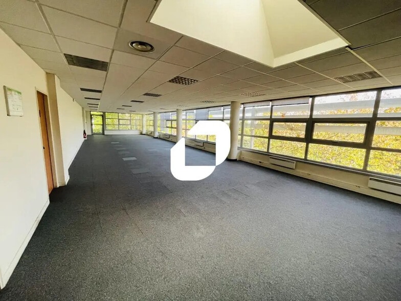 20 Boulevard De L'Europe, Combs-la-Ville to rent - Interior Photo - Image 2 of 5