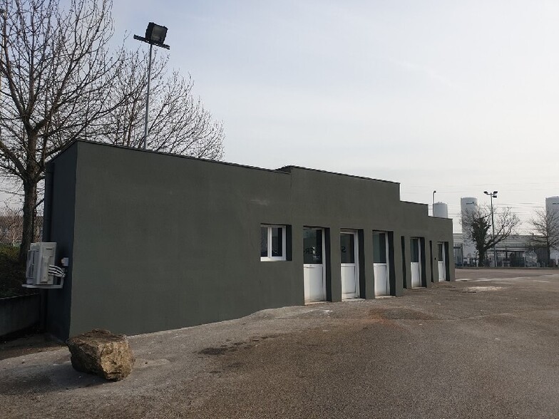 Light Industrial in Saint-Quentin-Fallavier to rent - Building Photo - Image 1 of 3