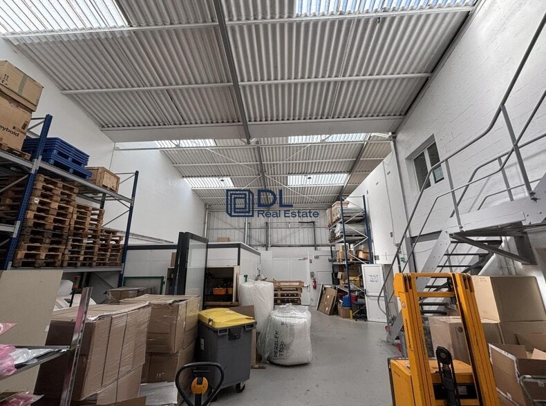Light Industrial in Buc to rent - Interior Photo - Image 1 of 19