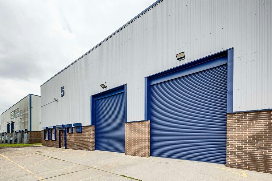 Parkway Trading Estate, Longbridge Rd, Manchester to rent - Building Photo - Image 3 of 14