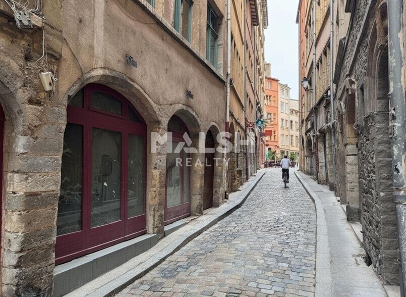 Retail in Lyon to rent - Building Photo - Image 3 of 7