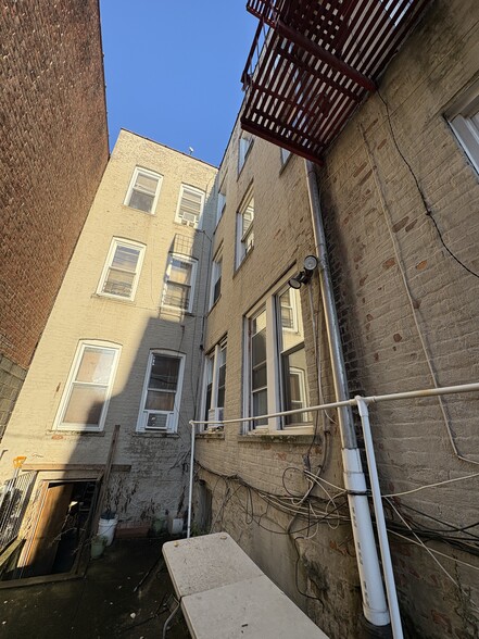 472 E 95th St, Brooklyn, NY for sale - Building Photo - Image 3 of 15