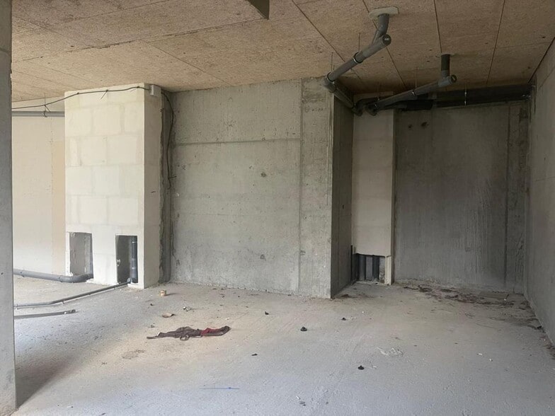 Retail in Romainville to rent - Interior Photo - Image 2 of 6