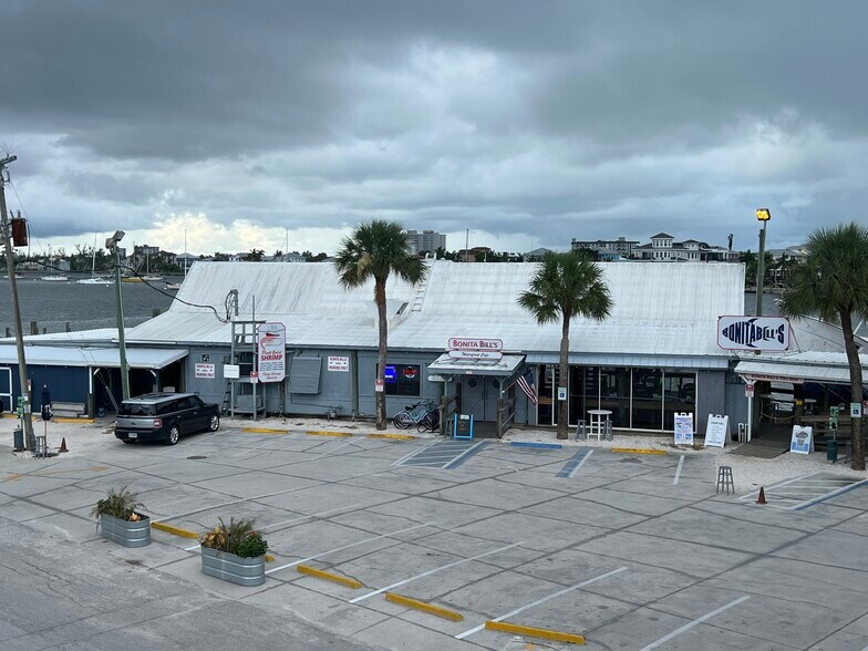 702 Fishermans Wharf, Fort Myers Beach, FL for sale - Primary Photo - Image 1 of 1