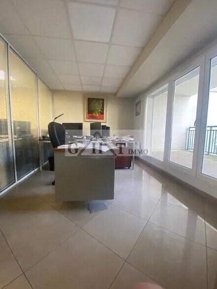 Retail in Alfortville to rent - Interior Photo - Image 2 of 4