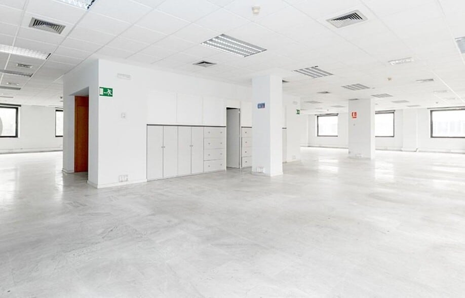 Office in Seville, Sevilla to rent - Building Photo - Image 2 of 8