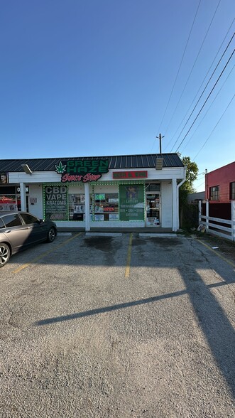 1906-1910 Southmore Ave, Pasadena, TX for rent - Building Photo - Image 1 of 6