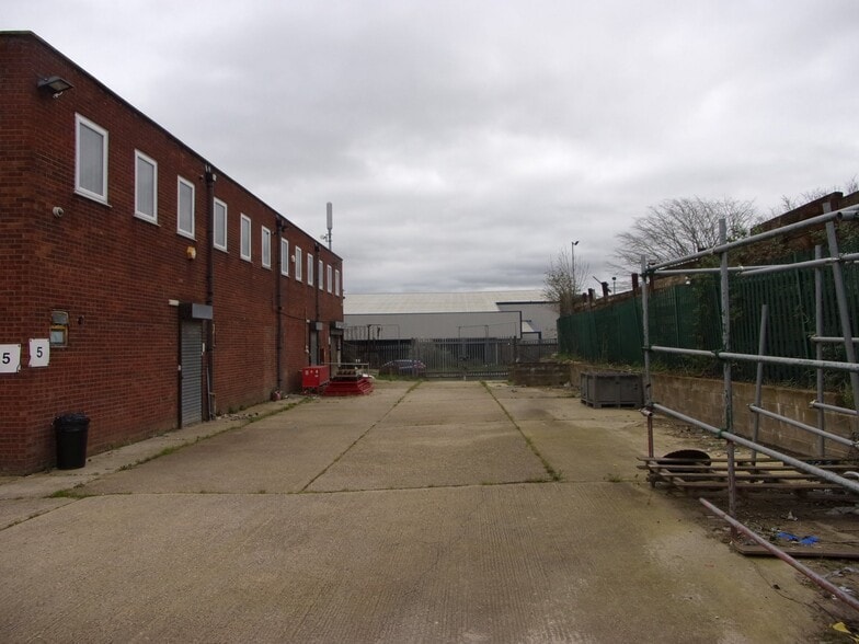 Josselin Rd, Basildon to rent - Building Photo - Image 3 of 4