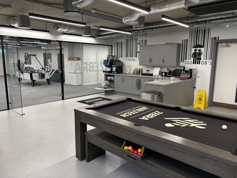 84-87 Queens Rd, Brighton to rent - Interior Photo - Image 2 of 10