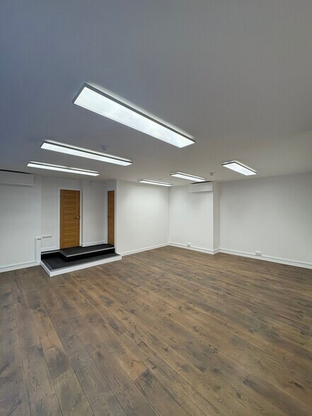 21A Noel St, London to rent - Interior Photo - Image 2 of 8