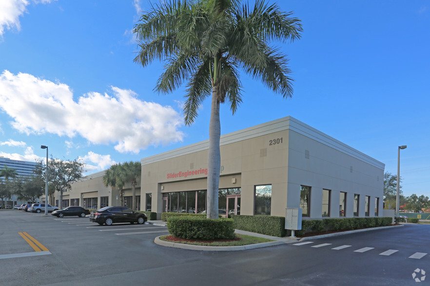 2400 Centrepark West Dr, West Palm Beach, FL for rent - Building Photo - Image 1 of 8