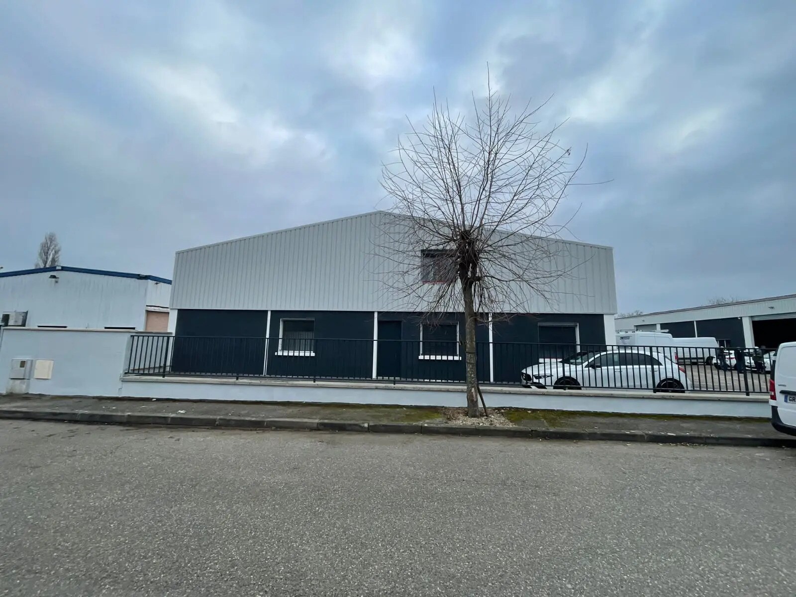 Light Industrial in Meyzieu to rent Building Photo- Image 1 of 3