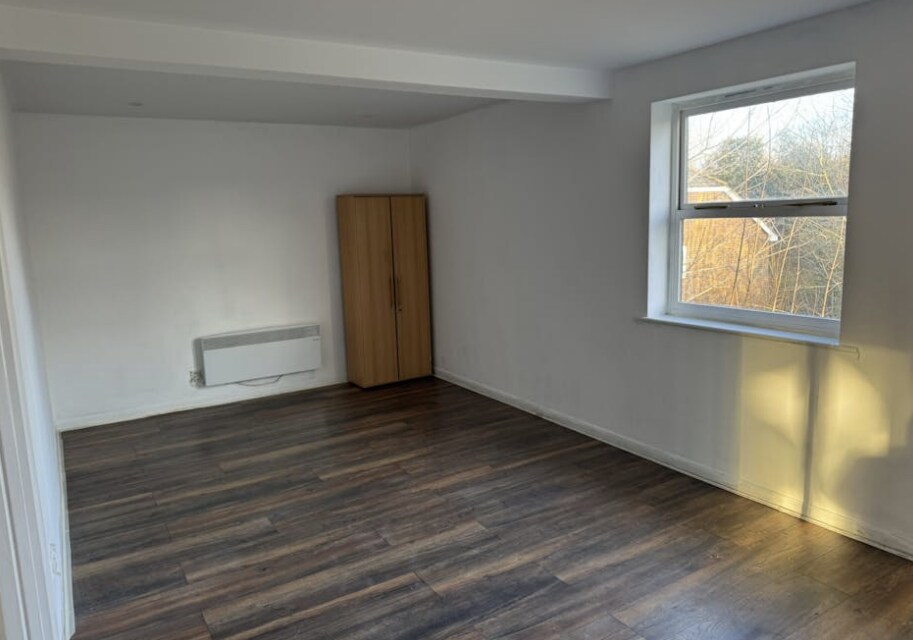 10-10B Robin Hood Rd, Woking to rent Interior Photo- Image 1 of 3