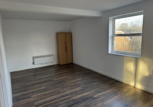 10-10B Robin Hood Rd, Woking to rent Interior Photo- Image 1 of 3