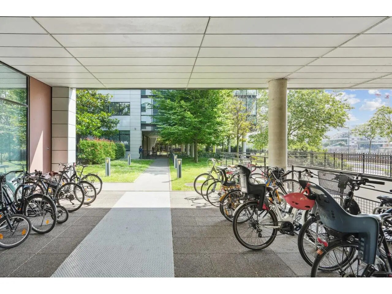 Office in Asnières-sur-Seine to rent Building Photo- Image 1 of 37