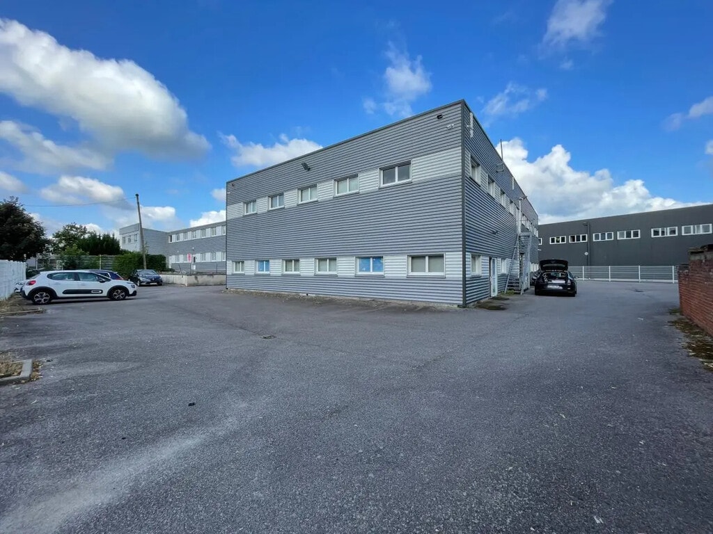 Location Bureaux 275 m² - Photo 1