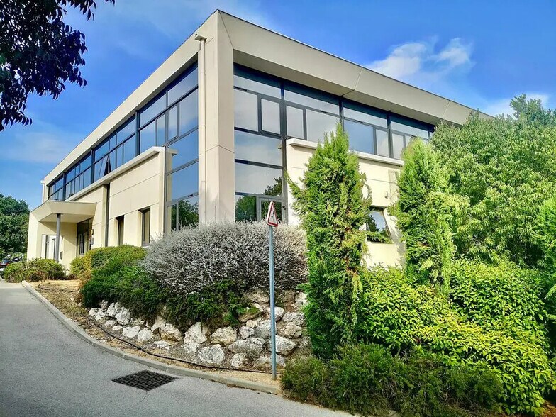 Office in Aix-en-Provence to rent - Primary Photo - Image 1 of 8