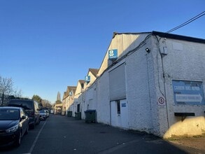 Kingston Rd, Leatherhead to rent Building Photo- Image 1 of 4